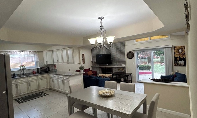 Warren House | Spacious & Charming 3-bedroom house with WiFi, AC, Netflix
