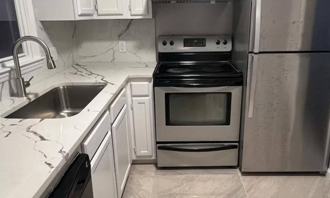 Burlington House | Spacious Charming 3-bedroom house with WiFi and AC in Burlington