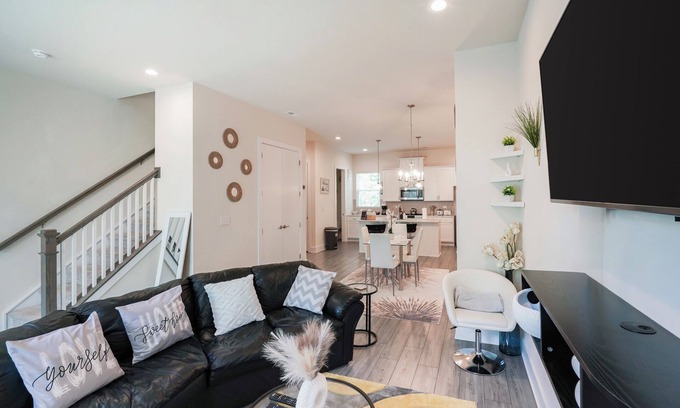 Charlotte House | Spacious & Charming Family Gem: 5mins to Uptown ~ Balconies ~ Free Parking~Wifi