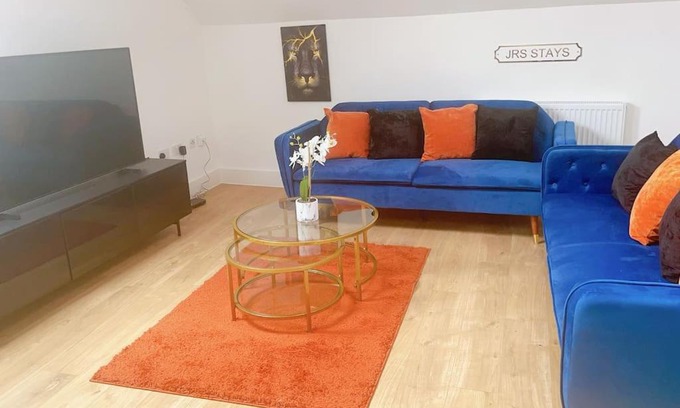 Grays Apartment | Spacious City Centre Apartment near Lakeside