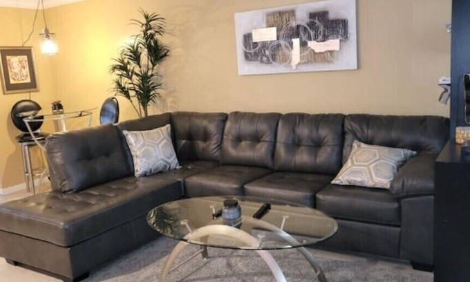 Arlington House | Spacious, Clean & Cozy Townhome