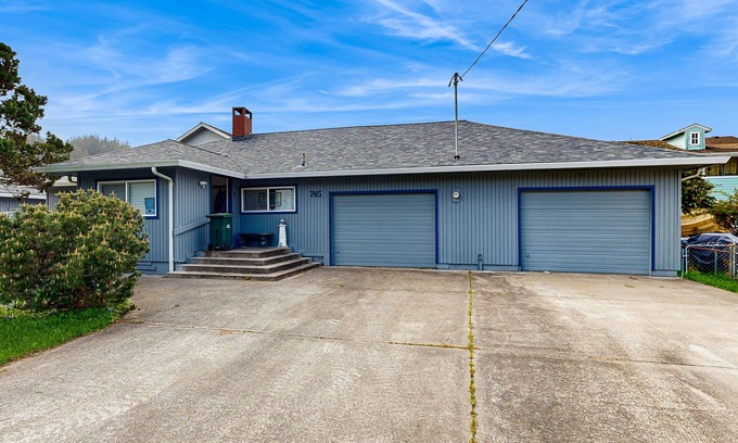 Winchester Bay House | Spacious & comfortable home close to the Habor, Sand Dunes, beaches, & parks