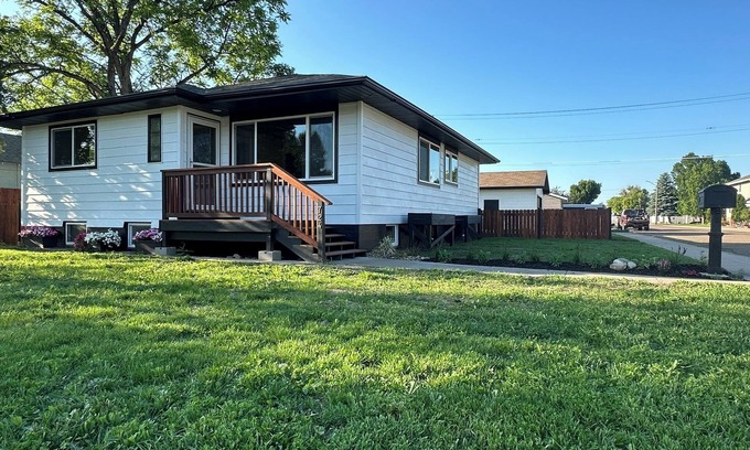 Sidney House | Spacious comfortable weekend stay close to the outdoors.