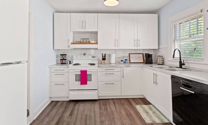Kansas City House | Spacious & Comfy Home! Plaza/UMKC/Rockhurst University