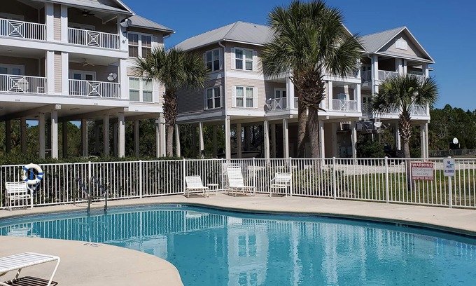 Horseshoe Beach Condo | Spacious Condo with beautiful view 3 bedroom/2.5 bathroom