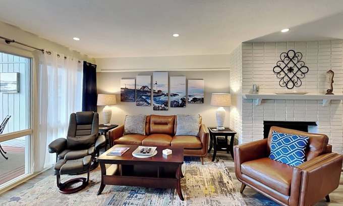 Sawgrass Condo | Spacious Condo w. Deck, Pool Access-Steps from the Beach