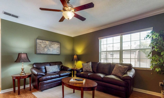 Bayshore Gardens Condo | Spacious condo with balcony, kitchen & free WiFi - near shopping/dining