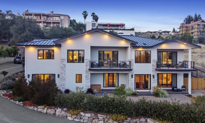 Napa Villa | Spacious, contemporary home with views over the Silverado Resort Golf Course.