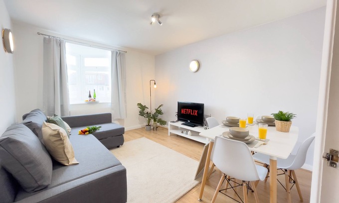 Cheshunt Apartment | Spacious Contractor Flat for Large groups - FREE parking by Tailored Apartments