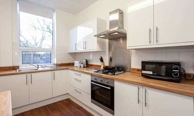 Walkden House | Spacious Cosy 2 Bedroom House by Bridgewater Canal