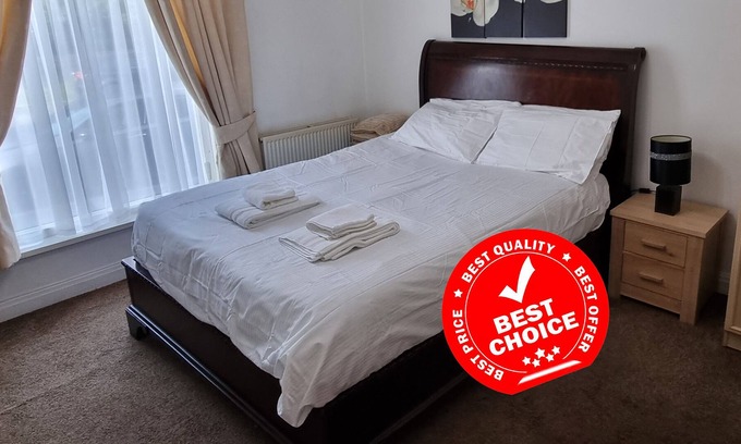 Rochdale Apartment | Spacious Cosy King Bed Flat Free Wi-Fi & Parking Rochdale