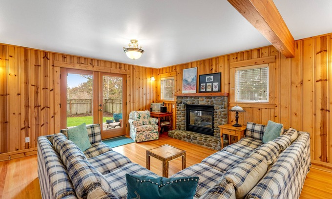 Gearhart Cottage | Spacious Cottage with Enclosed Yard - Walk to the Beach, Weddings Welcome