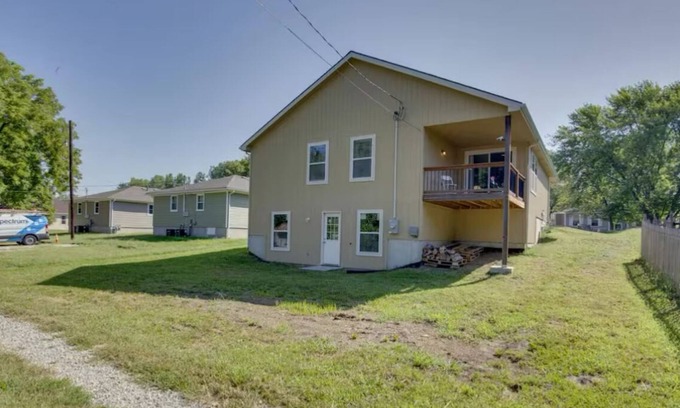 Lansing House | Spacious Country Family Haven in Lansing Kansas