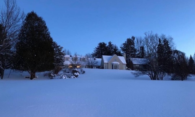 Knowlton House | Spacious Country House on 22 Acres near ski/outdoor centres
