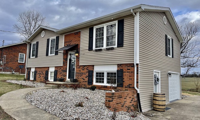 Lebanon House | Spacious cozy renovated home Bourbon Trail