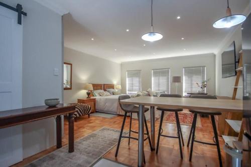 Stellenbosch Central Apartment | #Spacious Cozy Stay- Free parking