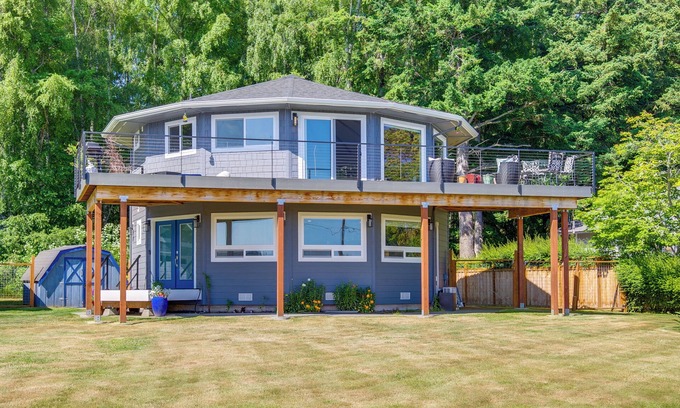 Freeland House | Spacious Deck w/Ocean View: Puget Sound Gem!