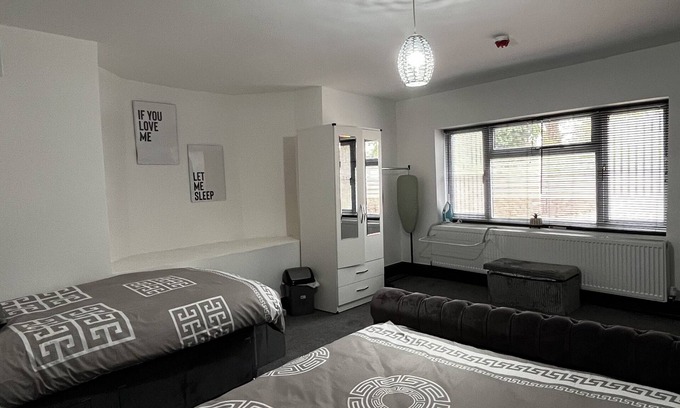 Moseley Apartment | Spacious deluxe room in moseley