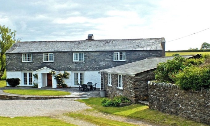 Looe Other | Spacious detached house set in own grounds of 1/2 an acre - family-friendly.
