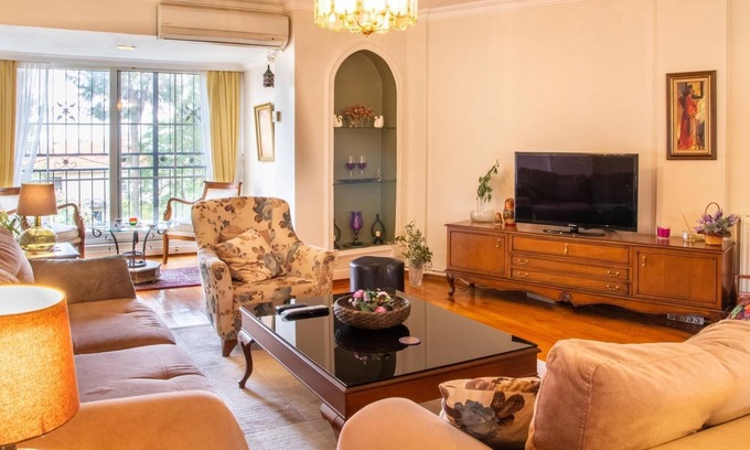 Cigli Apartment | Spacious Detached House with Garden in Izmir
