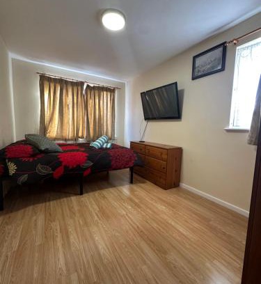 Custom House House | Spacious Double Room Near ExCeL London