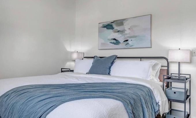 Springfield Condo | Spacious Downtown Historic Springfield Condo