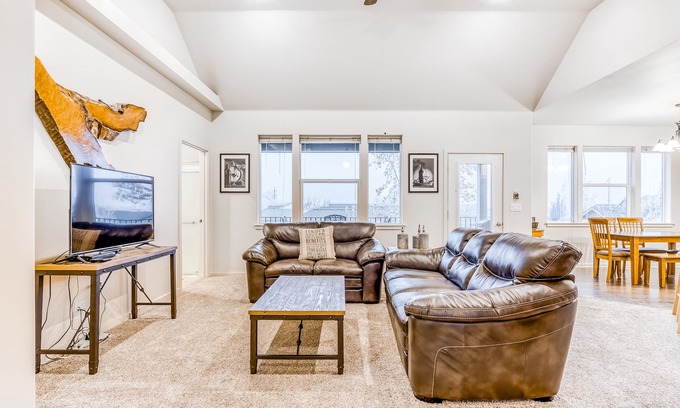 College Place House | Spacious duplex with WiFi & washer/dryer - close to wineries - dogs welcome