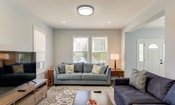 Catonsville House | Spacious Elegantly Furnished 4BR House in Great Location in Baltimore