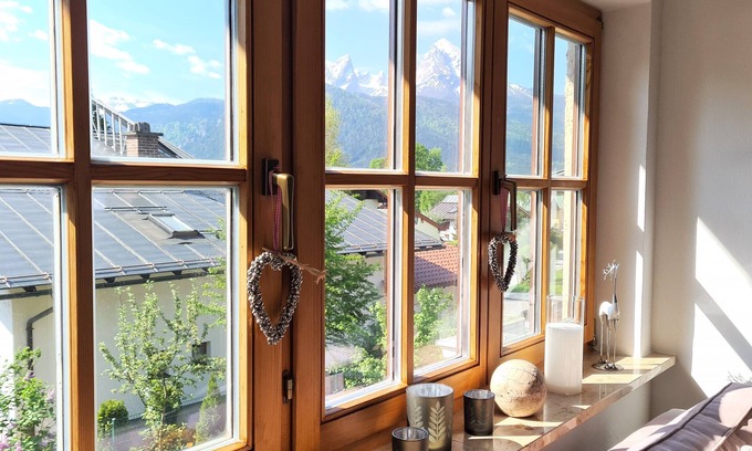 Stanggaß Apartment | Spacious Elly vacation apartment with 2 bedrooms, 2 bathrooms and Watzmann view