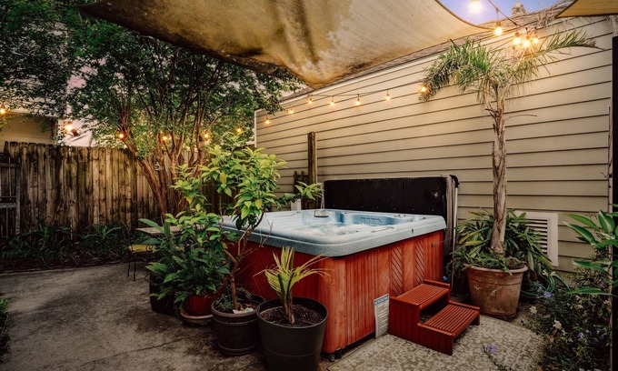 Milan Apartment | Spacious Fall Retreat | Walk to Streetcar & Garden District | Hot Tub