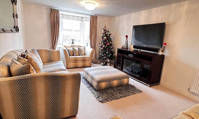 Norton Fitzwarren House | Spacious Family Retreat in Serene Taunton | Sleeps 8 | Near Town & Countryside