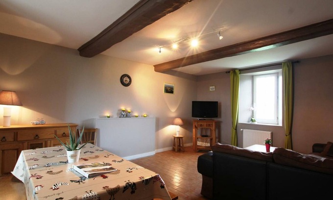 Glatigny Cottage | Spacious Family Retreat with Garden, BBQ, and Fireplace – Pets Welcome!