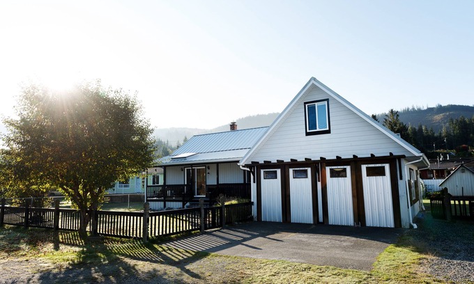 Port Renfrew House | Spacious, Family and Pet-Friendly 4 BR/2 Bath "Seaglass and Surf"