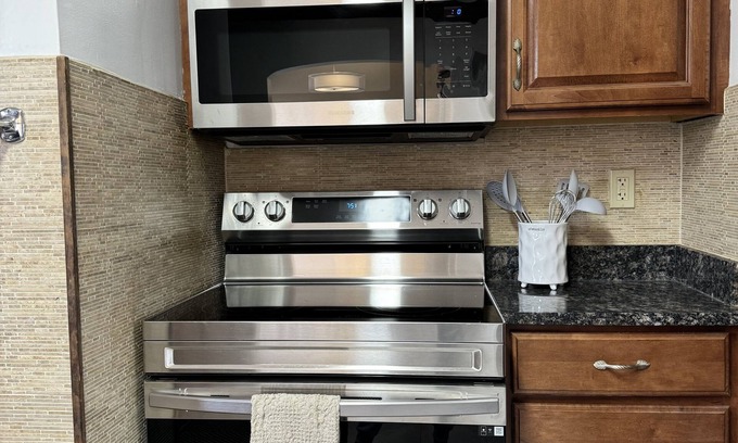 Avon Lake House | Spacious Family-Friendly and Pet-Loving Home for Eight!