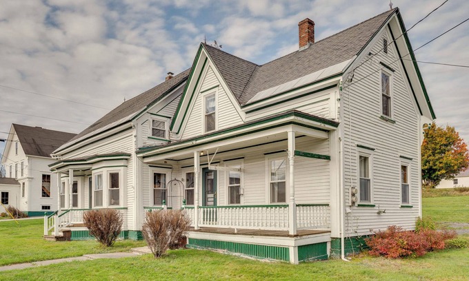 Pittsburg House | Spacious, family friendly 5-bedroom home in Pittsburg village with trail access.