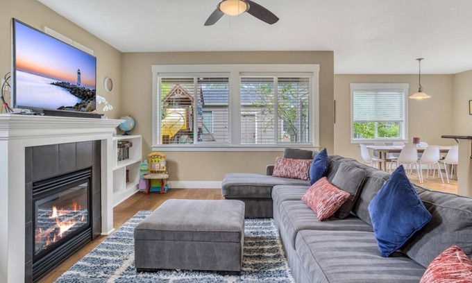 Foster - Powell House | Spacious Family Friendly SE, Free Parking, A/C, Walk to food, Toy Room, Crib!