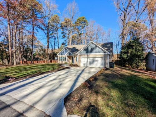 Hidden Valley House | Spacious Family Friendly Home with Large Fenced in Yard