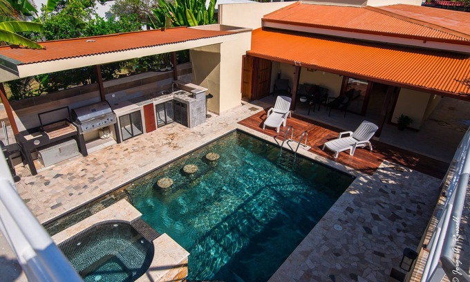 Barrio Ricos y Famosos Villa | Spacious Family & Friends Villa – Walk to the Beach & Heart of Jaco!
