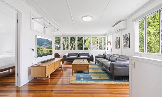 Gordon Park House | Spacious Family Home with Garden in Quiet Suburb