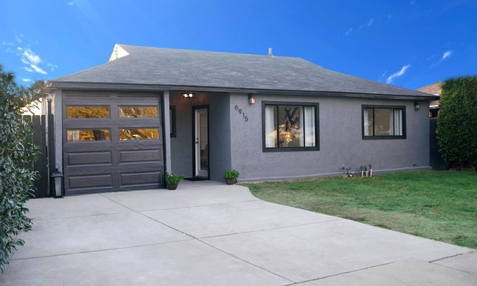 Winnetka House | Spacious Family Home In LA- 4 BR