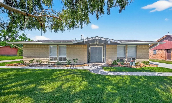 La Porte House | Spacious Family Home BBQ and Outdoor Area