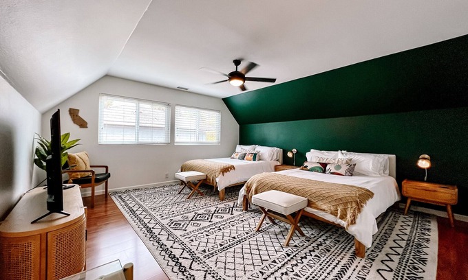 Tustin House | SPACIOUS FAMILY HOME - BEACH, DISNEYLAND, AIRPORT IN MINS!