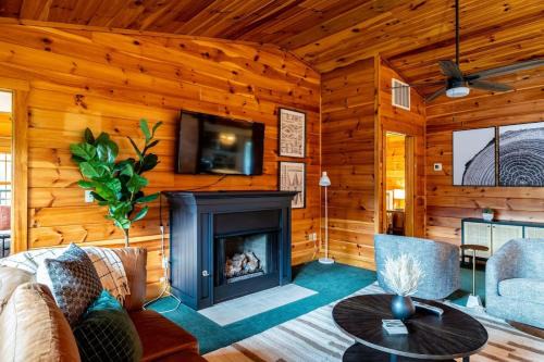 Sevierville House | Spacious Family Home with Hot Tub Game & Play room