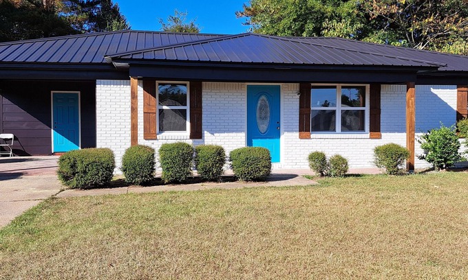 Tuscaloosa House | Spacious Family Home Close to University of Alabama Sleeps up to 9 People!