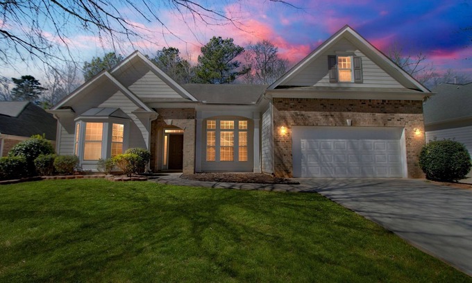 Cliftondale House | Spacious Family Retreat in Atlanta - Sleeps 10