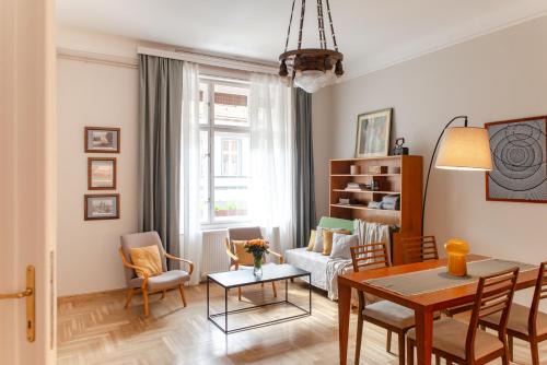 Vizivaros Apartment | Spacious family suite along river side, in the heart of Buda