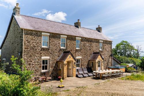 Narberth House | Spacious Farmhouse Retreat with Hot Tub, sleeps 12