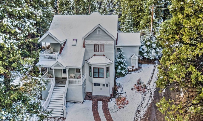 Fish Camp House | Spacious Fish Camp Home < 3 Mi to Yosemite!