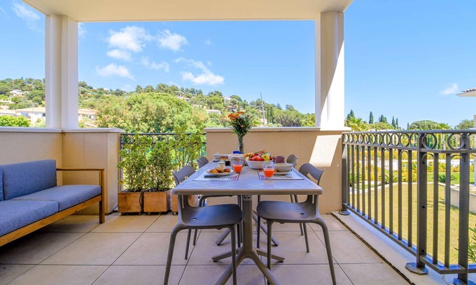 Bormes-Les-Mimosas Apartment | Spacious flat Hotel services and Pool