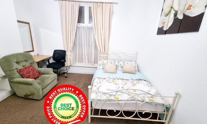 Rochdale Apartment | Spacious Flat Near Rochdale Centre Self Check-in Free Parking & Fast Wi-Fi